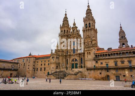 Santiago de Compostela, Spanien, 11. Juni 2022: Blick auf die Kathedrale von Santiago de Compostela in Spanien. Stockfoto