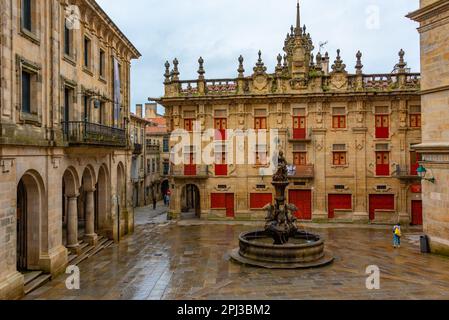 Santiago de Compostela, Spanien, 11. Juni 2022: Praza das Praterias in Santiago de Compostela in Spanien. Stockfoto