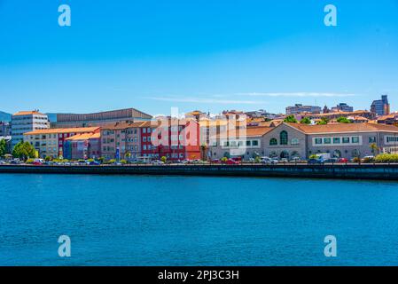 Pontevedra, Spanien, 10. Juni 2022: Blick auf die Flusspromenade in Pontevedra, Spanien. Stockfoto