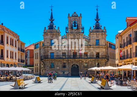 Astorga, Spanien, 9. Juni 2022: Blick auf das Rathaus von Astorga in Spanien. Stockfoto