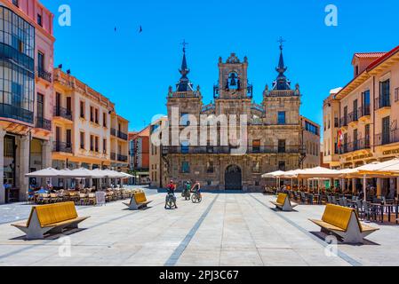 Astorga, Spanien, 9. Juni 2022: Blick auf das Rathaus von Astorga in Spanien. Stockfoto