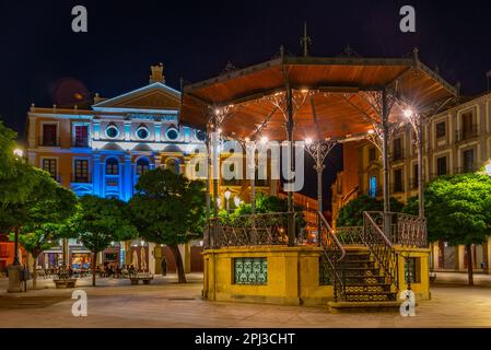 Segovia, Spanien, 7. Juni 2022: Nachtaufnahme der Plaza Mayor in Segovia, Spanien. Stockfoto