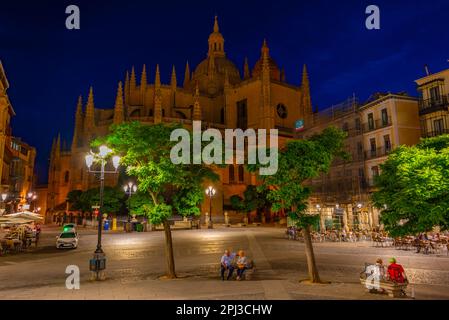 Segovia, Spanien, 7. Juni 2022: Nachtsicht auf die Kathedrale in Segovia, Spanien. Stockfoto