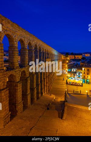 Segovia, Spanien, 7. Juni 2022: Nachtansicht des berühmten Aquädukts in Segovia, Spanien. Stockfoto