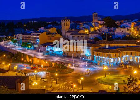 Segovia, Spanien, 7. Juni 2022: Nächtliche Luftaufnahme der Stadt Segovia, Spanien. Stockfoto