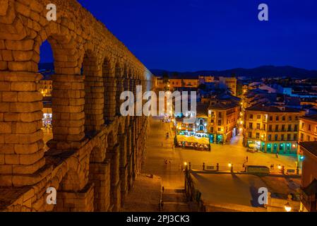 Segovia, Spanien, 7. Juni 2022: Nachtansicht des berühmten Aquädukts in Segovia, Spanien. Stockfoto