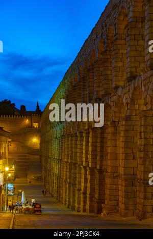 Segovia, Spanien, 7. Juni 2022: Nachtansicht des berühmten Aquädukts in Segovia, Spanien. Stockfoto