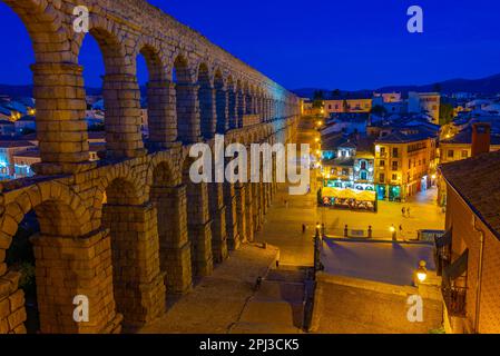 Segovia, Spanien, 7. Juni 2022: Nachtansicht des berühmten Aquädukts in Segovia, Spanien. Stockfoto