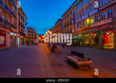 Segovia, Spanien, 7. Juni 2022: Sonnenuntergang über der Avenida Acueducto in der Altstadt von Segovia, Spanien. Stockfoto