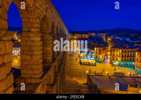 Segovia, Spanien, 7. Juni 2022: Nachtansicht des berühmten Aquädukts in Segovia, Spanien. Stockfoto