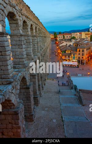 Segovia, Spanien, 7. Juni 2022: Sonnenuntergang über dem berühmten Aquädukt in Segovia, Spanien. Stockfoto