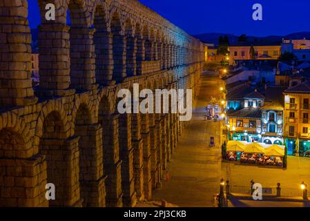 Segovia, Spanien, 7. Juni 2022: Nachtansicht des berühmten Aquädukts in Segovia, Spanien. Stockfoto