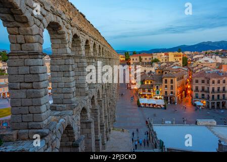 Segovia, Spanien, 7. Juni 2022: Sonnenuntergang über dem berühmten Aquädukt in Segovia, Spanien. Stockfoto