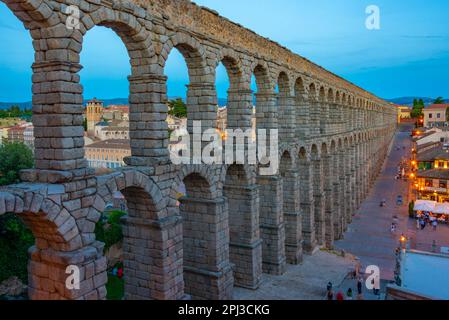 Segovia, Spanien, 7. Juni 2022: Sonnenuntergang über dem berühmten Aquädukt in Segovia, Spanien. Stockfoto