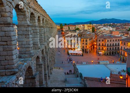 Segovia, Spanien, 7. Juni 2022: Sonnenuntergang über dem berühmten Aquädukt in Segovia, Spanien. Stockfoto