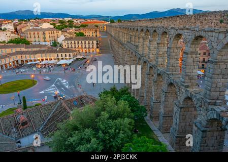 Segovia, Spanien, 7. Juni 2022: Sonnenuntergang über dem berühmten Aquädukt in Segovia, Spanien. Stockfoto