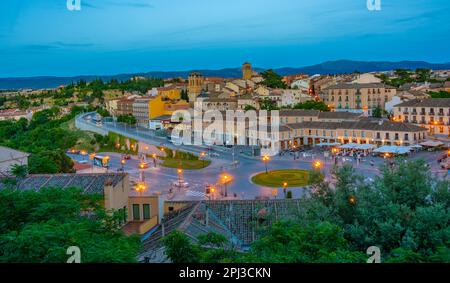 Segovia, Spanien, 7. Juni 2022: Nächtliche Luftaufnahme der Stadt Segovia, Spanien. Stockfoto