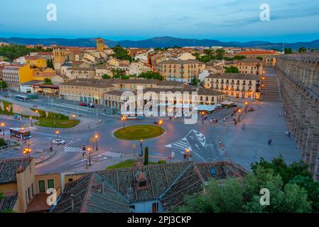 Segovia, Spanien, 7. Juni 2022: Sonnenuntergang über dem berühmten Aquädukt in Segovia, Spanien. Stockfoto