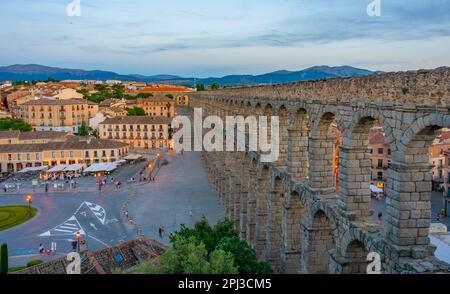 Segovia, Spanien, 7. Juni 2022: Sonnenuntergang über dem berühmten Aquädukt in Segovia, Spanien. Stockfoto