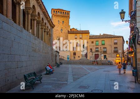 Segovia, Spanien, 7. Juni 2022: Sonnenuntergang über der Plaza Medina del Campo in Segovia, Spanien. Stockfoto