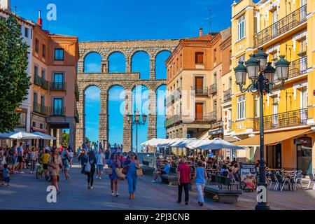 Segovia, Spanien, 7. Juni 2022: Sonnenuntergang über der Avenida Acueducto in der Altstadt von Segovia, Spanien. Stockfoto