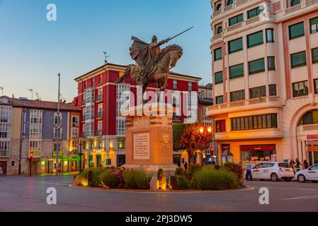 Burgos, Spanien, 4. Juni 2022: Sonnenuntergang über der Statue von El Cid in der spanischen Stadt Burgos. Stockfoto