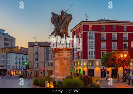 Burgos, Spanien, 4. Juni 2022: Sonnenuntergang über der Statue von El Cid in der spanischen Stadt Burgos. Stockfoto