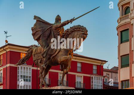 Burgos, Spanien, 4. Juni 2022: Sonnenuntergang über der Statue von El Cid in der spanischen Stadt Burgos. Stockfoto