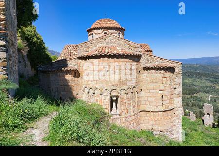 Byzantinische Kirche in der mittelalterlichen Stadt Mystras, Griechenland. Schloss von Mistras. Mistras war ein byzantinischer Staat auf dem Peloponnes, ganz in der Nähe von Sparta Stockfoto