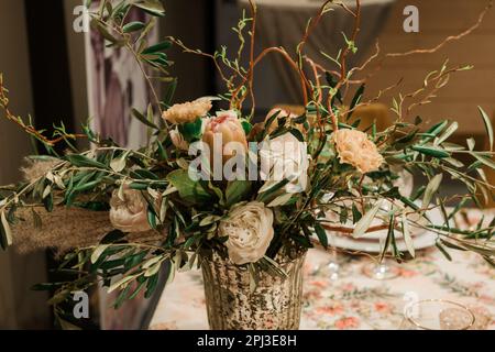 Stillleben mit Blumen. Blumenstrauß in Vase. Stockfoto