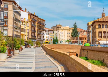 Tarazona, Spanien, 30. Mai 2022: Flussufer des Queiles, der durch das Zentrum von Tarazona, Spanien verläuft. Stockfoto