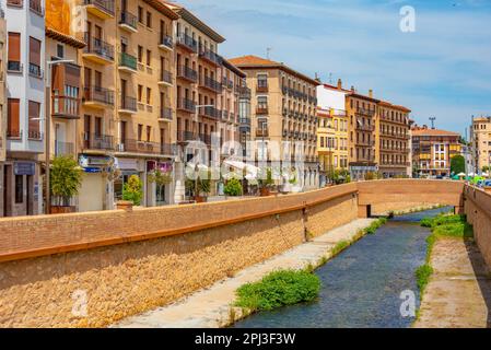 Tarazona, Spanien, 30. Mai 2022: Flussufer des Queiles, der durch das Zentrum von Tarazona, Spanien verläuft. Stockfoto