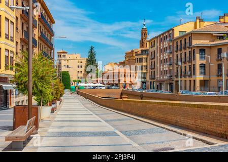 Tarazona, Spanien, 30. Mai 2022: Flussufer des Queiles, der durch das Zentrum von Tarazona, Spanien verläuft. Stockfoto