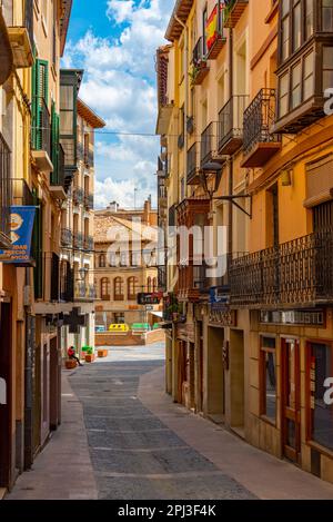 Tarazona, Spanien, 30. Mai 2022: Mittelalterliche Straße in der spanischen Stadt Tarazona. Stockfoto