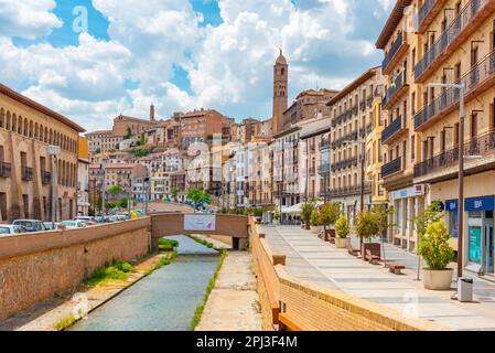 Tarazona, Spanien, 30. Mai 2022: Flussufer des Queiles, der durch das Zentrum von Tarazona, Spanien verläuft. Stockfoto