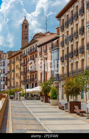 Tarazona, Spanien, 30. Mai 2022: Flussufer des Queiles, der durch das Zentrum von Tarazona, Spanien verläuft. Stockfoto