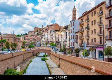 Tarazona, Spanien, 30. Mai 2022: Flussufer des Queiles, der durch das Zentrum von Tarazona, Spanien verläuft. Stockfoto