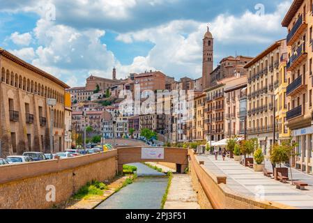 Tarazona, Spanien, 30. Mai 2022: Flussufer des Queiles, der durch das Zentrum von Tarazona, Spanien verläuft. Stockfoto