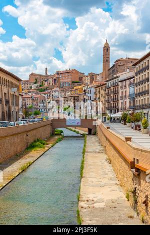 Tarazona, Spanien, 30. Mai 2022: Flussufer des Queiles, der durch das Zentrum von Tarazona, Spanien verläuft. Stockfoto