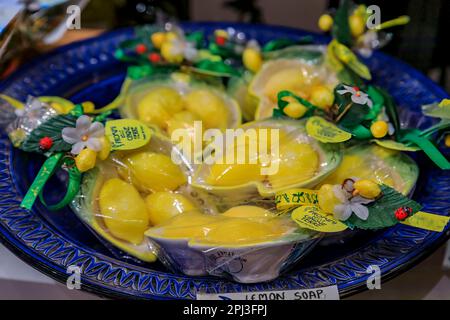 Manarola, Italien - 2. Juni 2022: Souvenirseife mit traditionellem ligurischen Zitronenduft zum Verkauf in einem Souvenirladen in der Altstadt Stockfoto