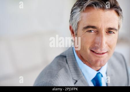 Er ist ein cleverer Profi. Porträt eines selbstbewussten, reifen Geschäftsmannes. Stockfoto