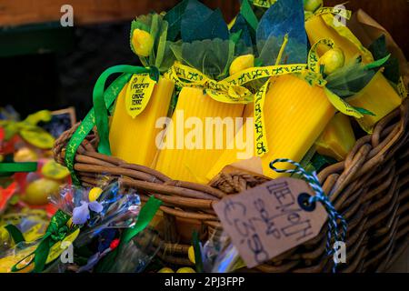 Vernazza, Italien - 1. Juni 2022: Souvenirseife mit traditionellem ligurischen Zitronenduft zum Verkauf in einem Souvenirladen in der Altstadt Stockfoto