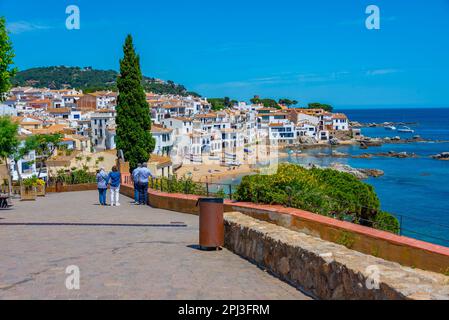 Palafrugell, Spanien, 27. Mai 2022: Die Menschen spazieren an der Strandpromenade in Palafrugell, Spanien. Stockfoto