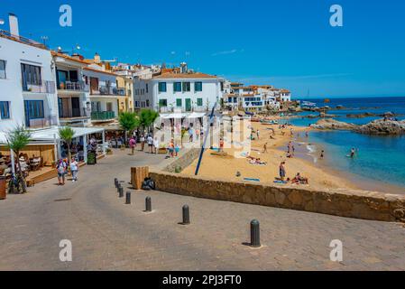 Palafrugell, Spanien, 27. Mai 2022: Die Menschen spazieren an der Strandpromenade in Palafrugell, Spanien. Stockfoto