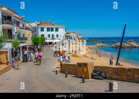 Palafrugell, Spanien, 27. Mai 2022: Die Menschen spazieren an der Strandpromenade in Palafrugell, Spanien. Stockfoto