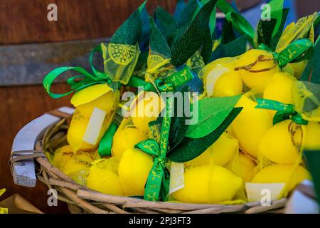 Vernazza, Italien - 1. Juni 2022: Souvenirseife mit traditionellen ligurischen Zitronen von Cinque Terre zum Verkauf in einem Souvenirladen in der Altstadt Stockfoto