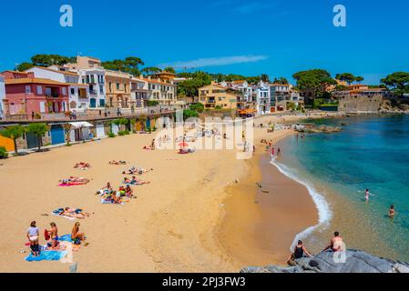 Palafrugell, Spanien, 27. Mai 2022: Die Menschen genießen einen sonnigen Tag am Strand von Palafrugell, Spanien. Stockfoto