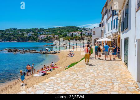 Palafrugell, Spanien, 27. Mai 2022: Die Menschen spazieren an der Strandpromenade in Palafrugell, Spanien. Stockfoto