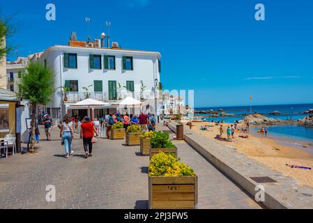 Palafrugell, Spanien, 27. Mai 2022: Die Menschen spazieren an der Strandpromenade in Palafrugell, Spanien. Stockfoto