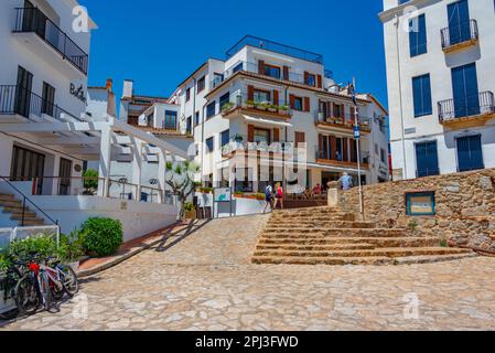 Palafrugell, Spanien, 27. Mai 2022: Weiß getünchte Straße im spanischen Dorf Palafrugell. Stockfoto